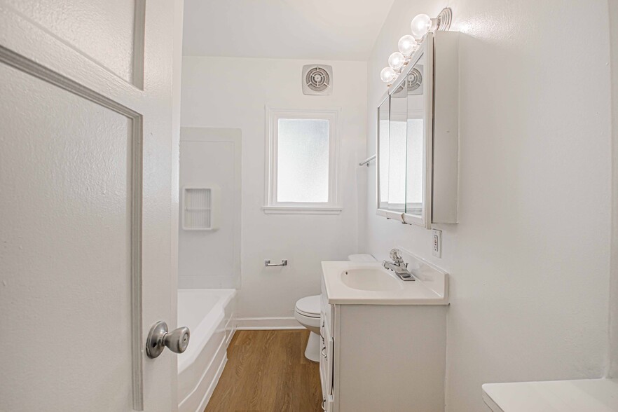 Building Photo - 5845 W 88th St