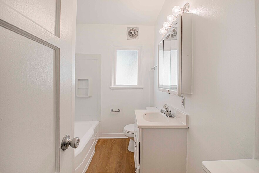 Building Photo - 8804 Belford Ave