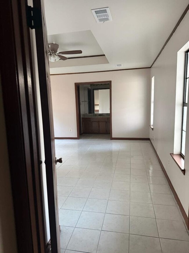 Building Photo - 12325 N Englewood Dr