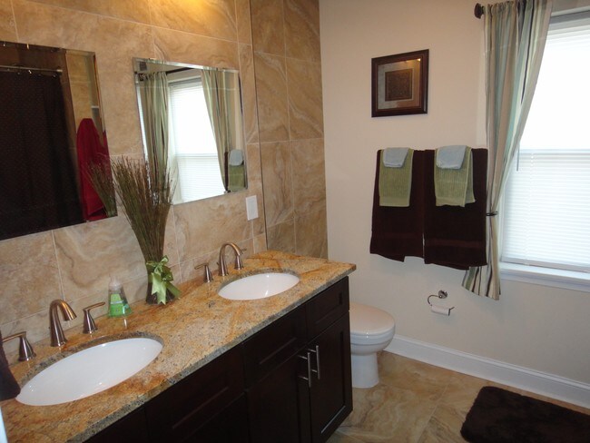 Building Photo - 240 Lauriston St