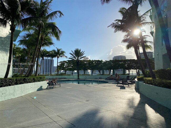 Building Photo - 1900 N Bayshore Dr