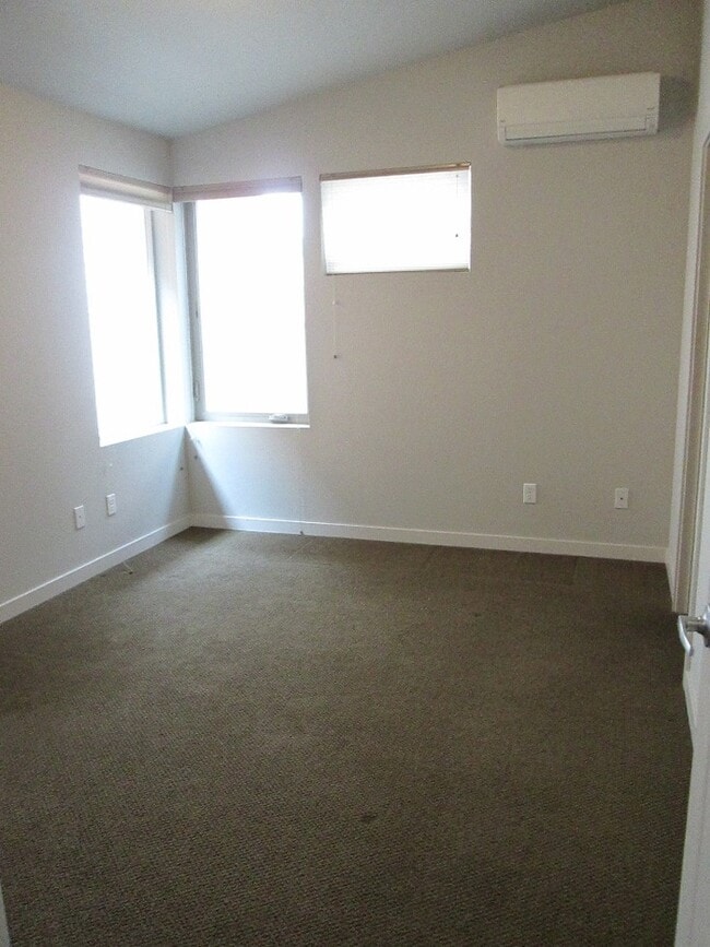 Building Photo - Spacious Two Bedroom Townhome