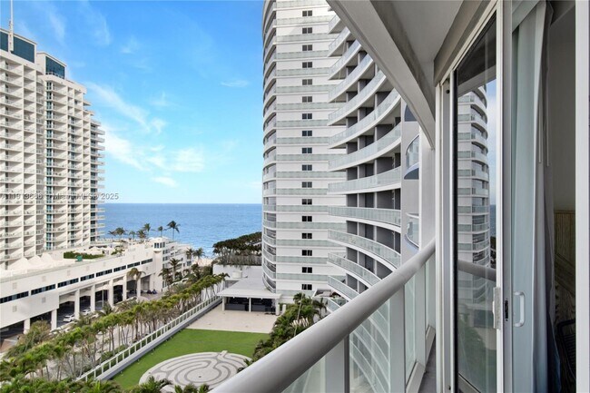 Building Photo - 3101 Bayshore Dr
