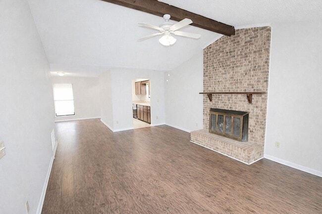 Building Photo - 2 Bedroom Ranch Home W/ Fenced In back yard