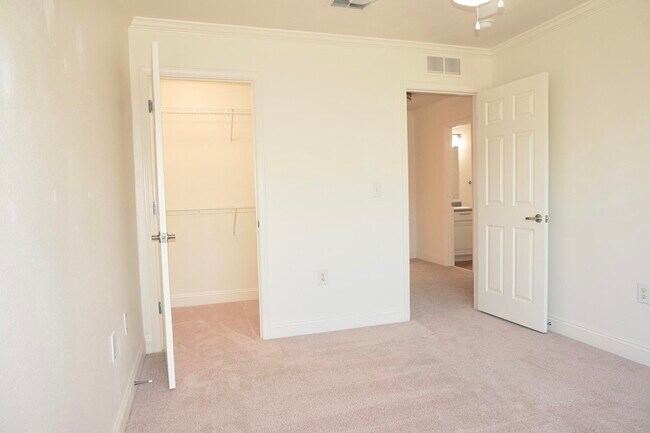 Building Photo - 765 Majestic Dr