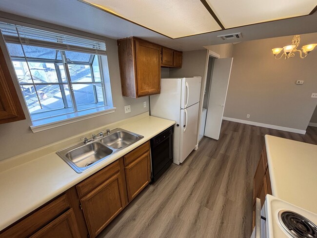 Building Photo - Charming 2Bed/1Bath 2nd Floor Condo located in Duck Creek Village