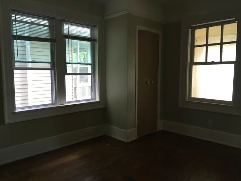 Building Photo - 2407 E Linnwood Ave