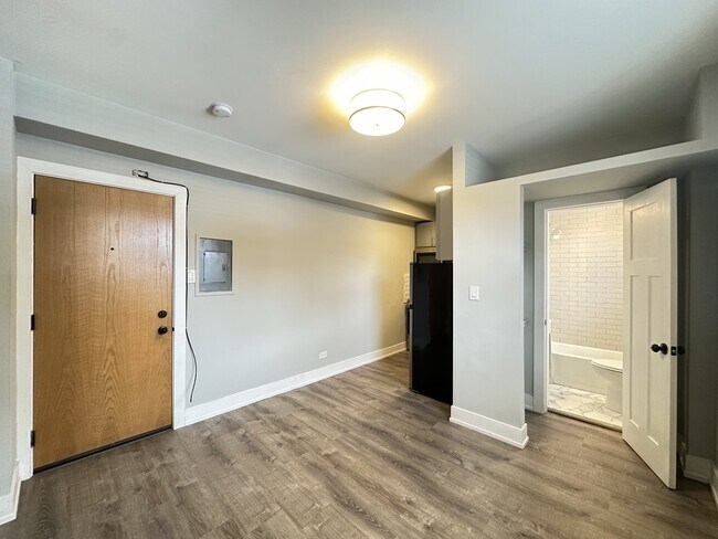 Building Photo - 503 W Belmont Ave