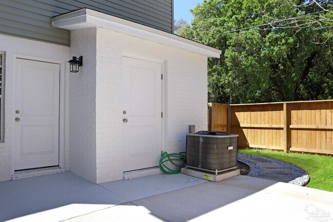 Building Photo - 2106 Schwab Ct