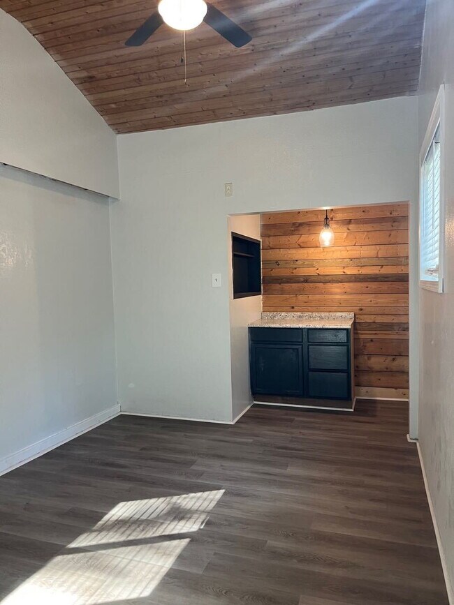 Building Photo - 489 W Outer Dr