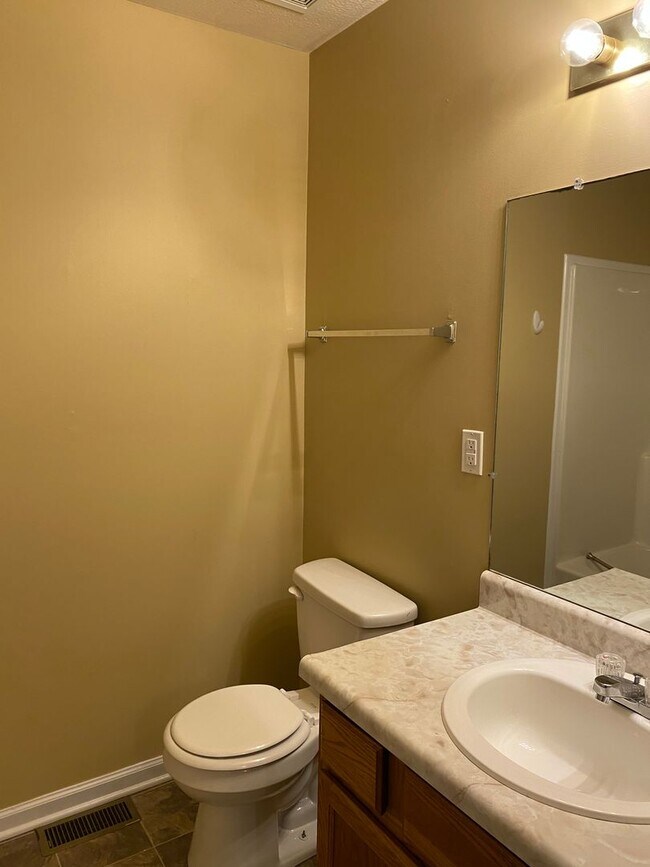Building Photo - 803 Golf View Pl