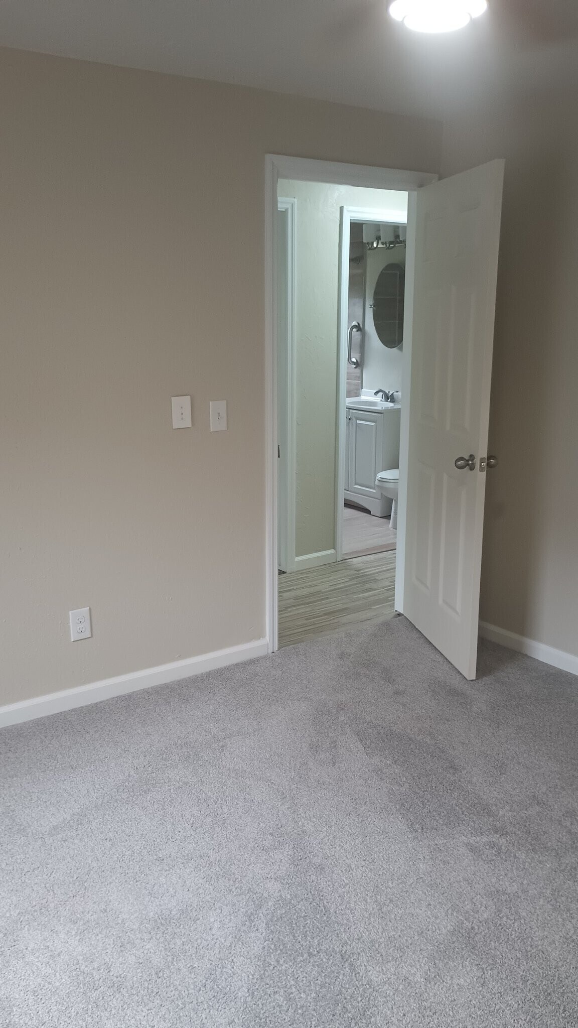 Building Photo - 2715 5th Ave E