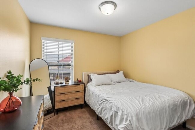 Building Photo - $2,000 | 3 Bedroom, 2.5 Bathroom Town Home | Pets Allowed | Available for August 1st Move-In!