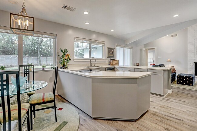 Building Photo - 1101 Guinea Dr