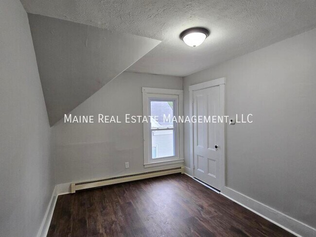 Building Photo - 139 Oak St