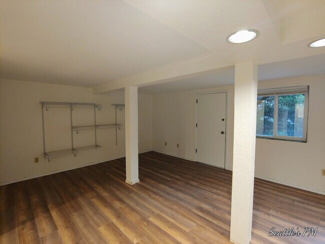 Building Photo - **FREE JUNE RENT**"Spacious 3-Bed Oasis with 2 Full Baths in Prime Seattle Location – 1800 Sq Ft ...
