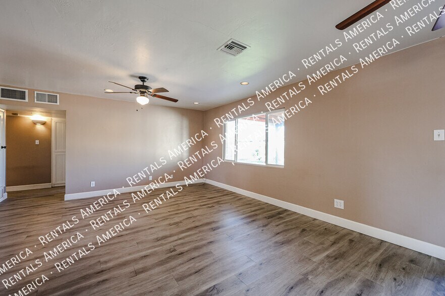 Building Photo - 6924 E Cheery Lynn Rd