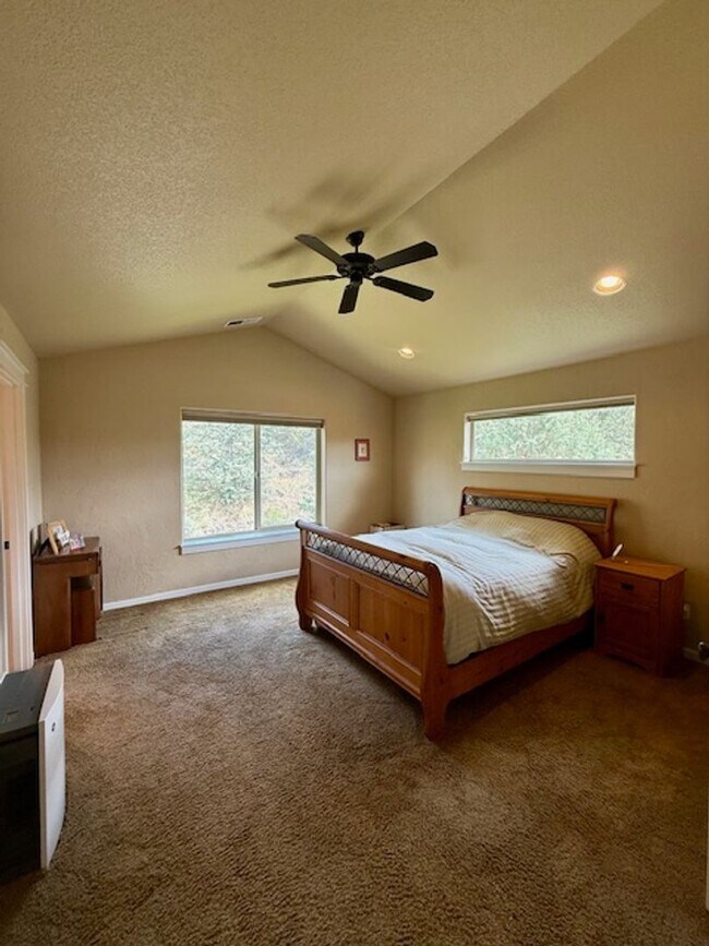 Building Photo - Spacious 3-Bedroom + Bonus Room Home in La...