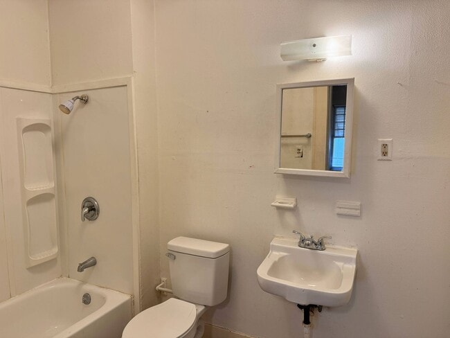 Building Photo - 1818 Collins Ave