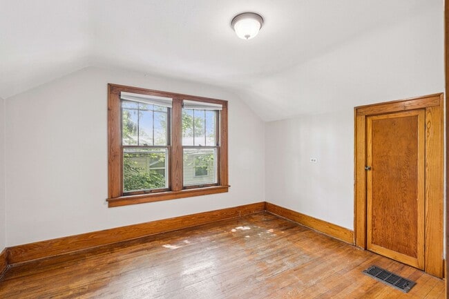 Building Photo - Cute 4 Bedroom 2 Bath Bungalow with a fenc...