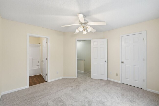 Building Photo - Beautiful Matthews Townhome with Updated Interior & Community Pool