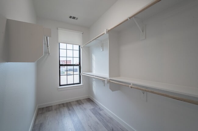 Building Photo - Gated Luxury Townhomes with yard + Roof Patio