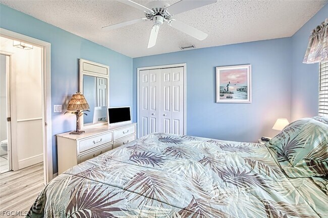 Building Photo - 5036 SW 9th Pl