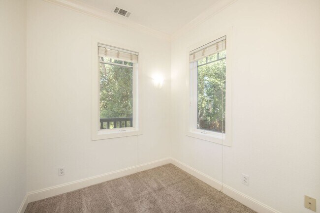 Building Photo - Beautifully Maintained 3 Bed/2.5 Bath Craf...