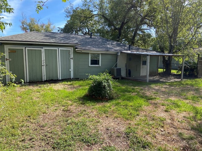 Building Photo - 2103 Holly Dr