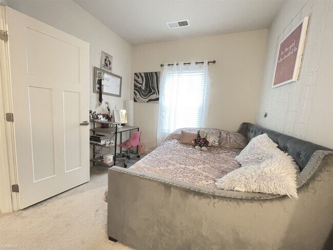 Building Photo - 3 br, 2.5 bath Townhome - 14503 Hunts Farm...
