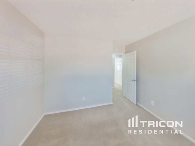 Building Photo - 8931 W Cinnabar Ave