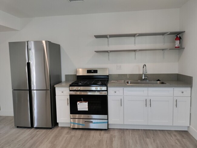 Building Photo - PRIVATE ROOM WITH PERSONAL BATHROOM & SHOWER