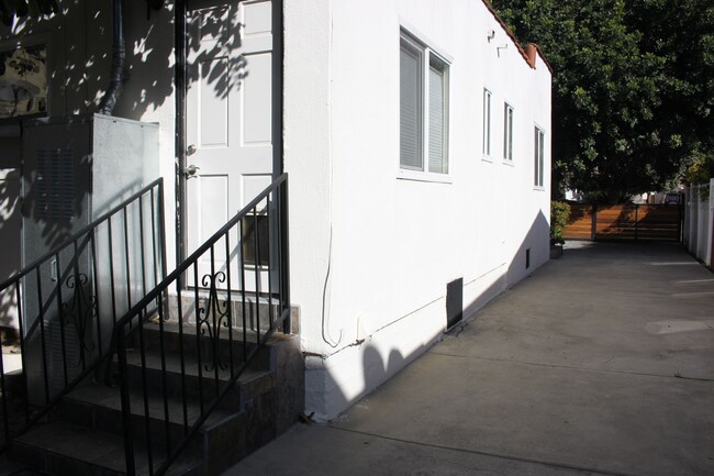 Building Photo - Bright West Adams Area Bungalow Style home