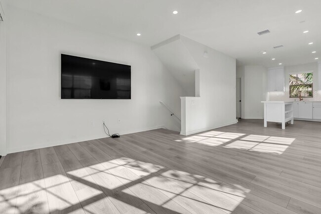 Building Photo - 711 Spring Gdn