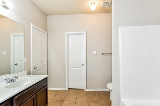 Building Photo - 1824 Ridgecrest Dr