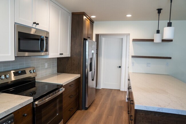 Building Photo - Completely Remodeled 3br Townhome in UTC
