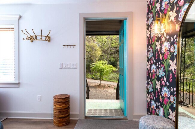 Building Photo - 304 NW 24th St