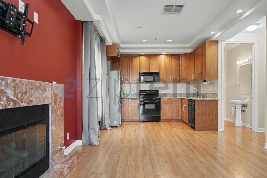 Building Photo - Unit 5