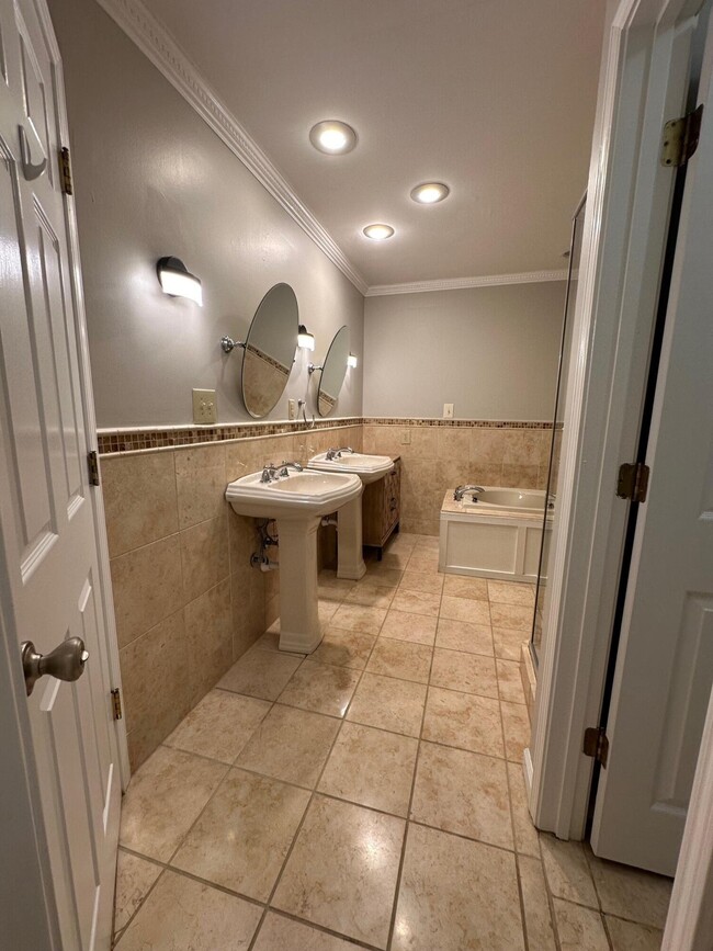 Building Photo - 3505 Lakeside Ct