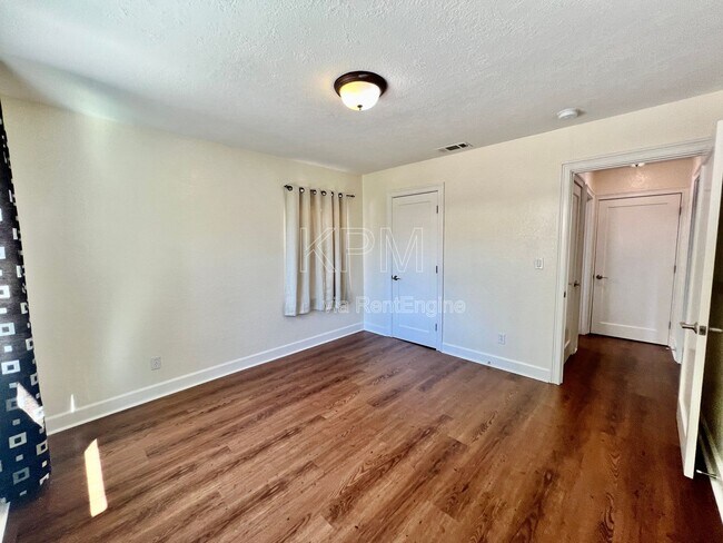 Building Photo - 2016 Canal Dr