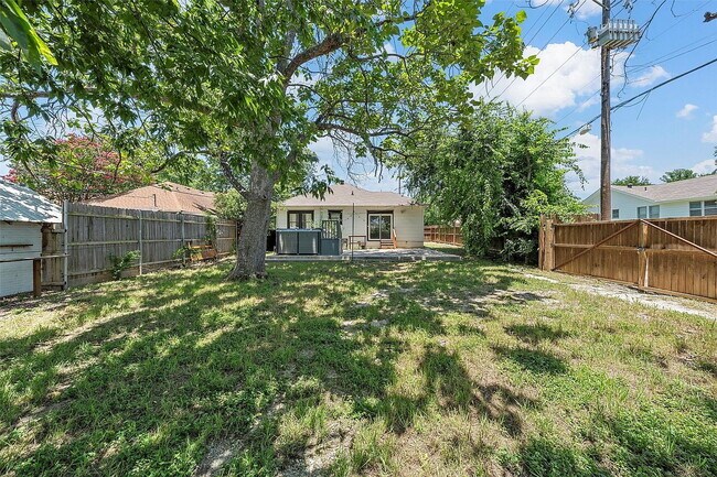 Building Photo - Charming 1924 Corner-Lot Home with Original Character and Modern Comforts