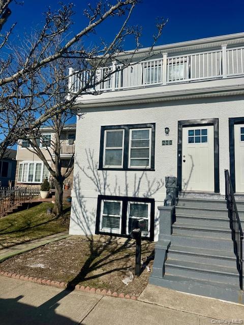 Building Photo - 661 E Olive St