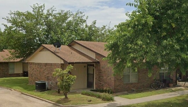 Building Photo - 709 Witt St