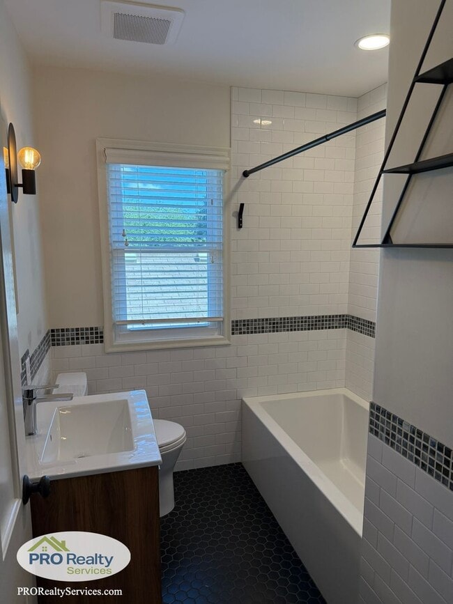 Building Photo - 2 Bedroom Upper Level Duplex Unit