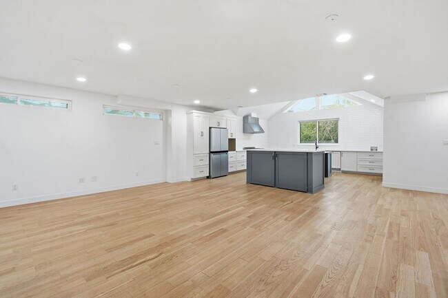 Building Photo - Beautiful Houston Home Featuring a Private Pool