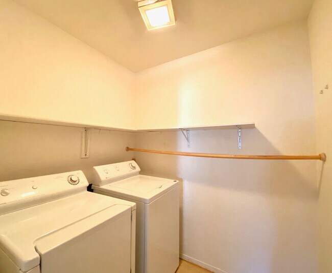 Building Photo - Charming Lake Oswego Unit in Oswego Bay Co...