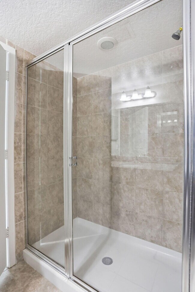 Building Photo - 3611 High Ridge Rd