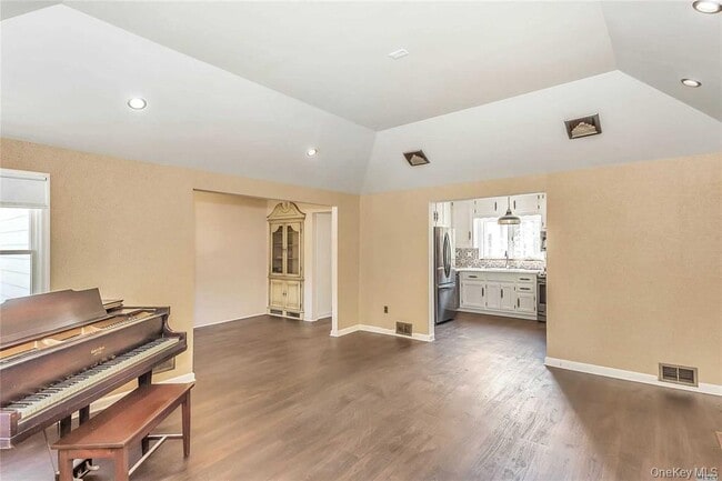 Building Photo - 25 Valentine Ave