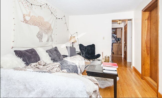 Building Photo - 2 Bedroom Unit in Beacon Hill, heat, Hot W...