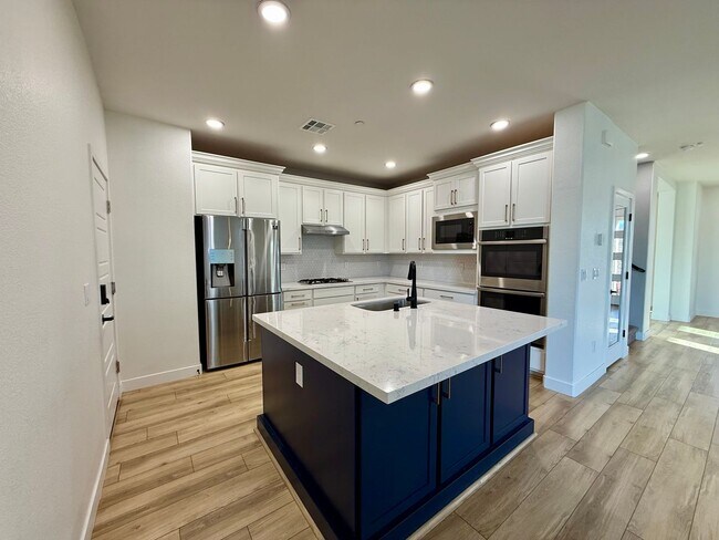 Building Photo - 3/BD 2.5/BA Contemporary Comfort in a Prime Location!